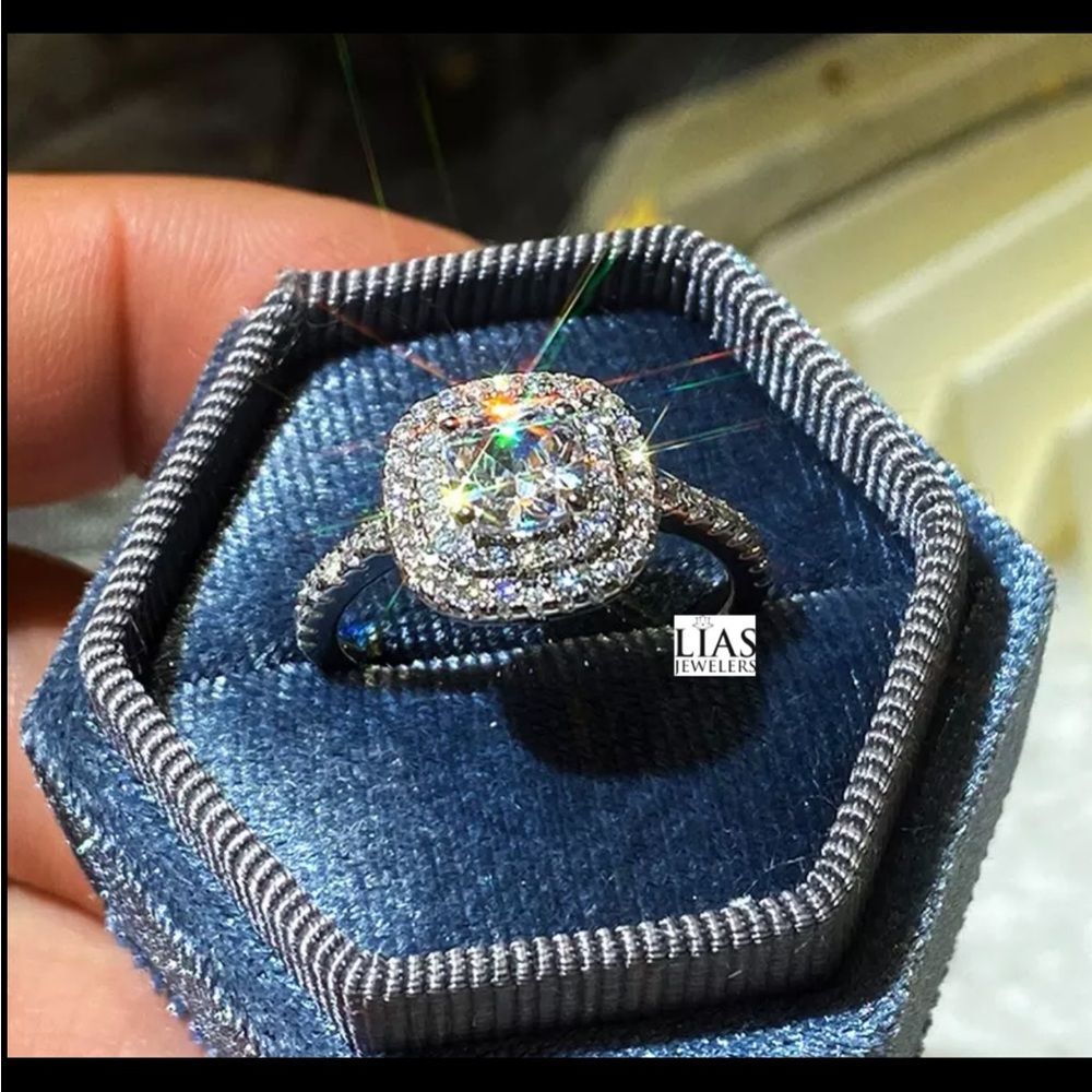 New 18k white gold engagement ring